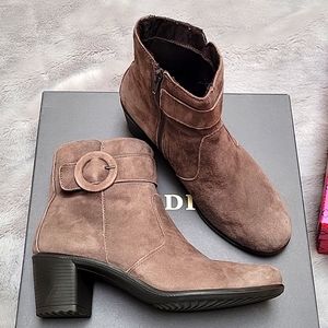 Italian Suede Confort Boots, size 38